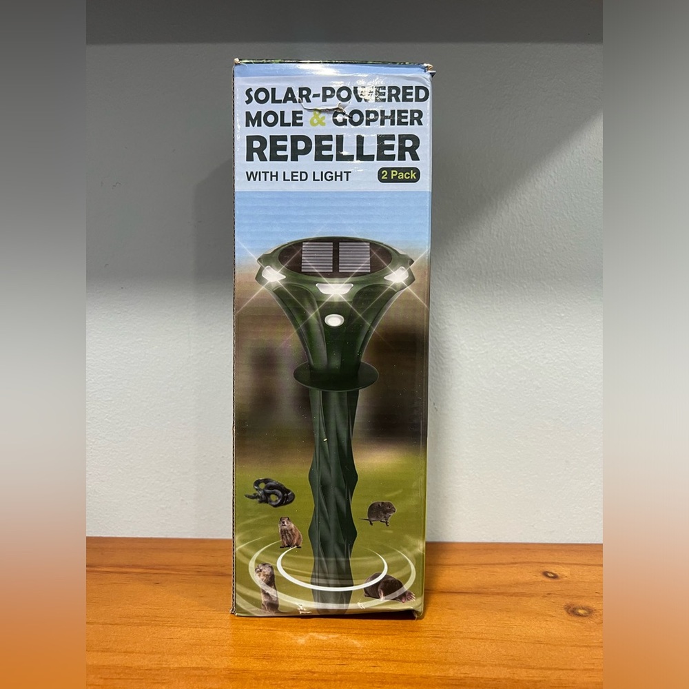 Solar Powered NIB Waterproof Mole & Gopher Repeller With LED LIGHT 2 Pack NEW